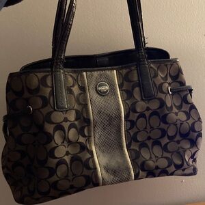 Coach Signature Canvas Tote pocketbook